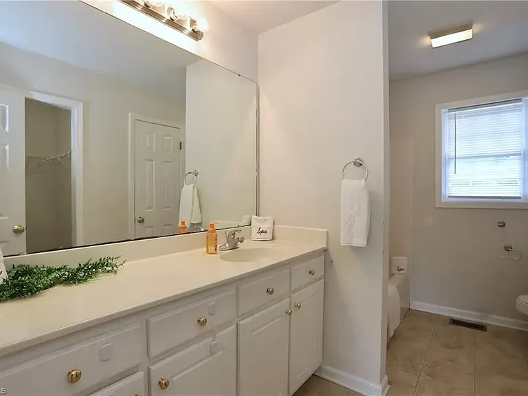 1324 Whitsett St — Photo 8