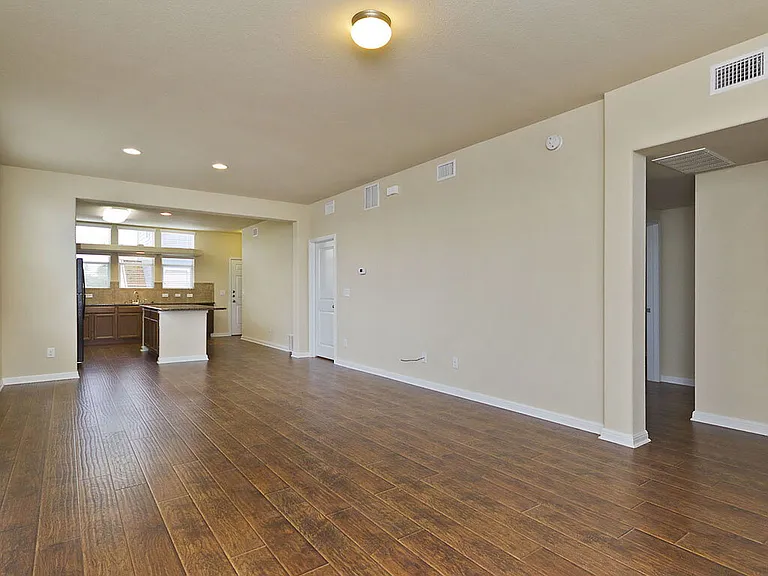 335 Rachel St — Photo 9
