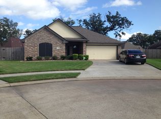 113 Revere Ct, Clute, TX 77531