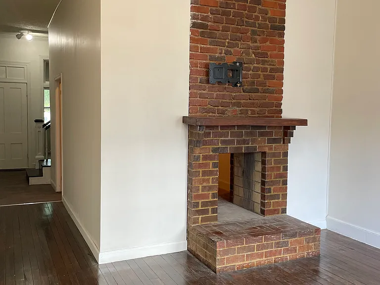 1012 W Clay St — Photo 1