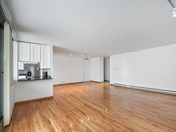 5th image of 6147 N Sheridan Rd APT 5B