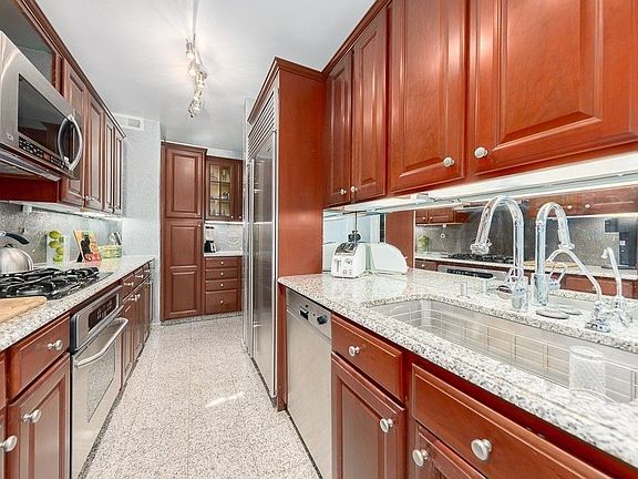 3rd image of 117 E 57th St APT 20A