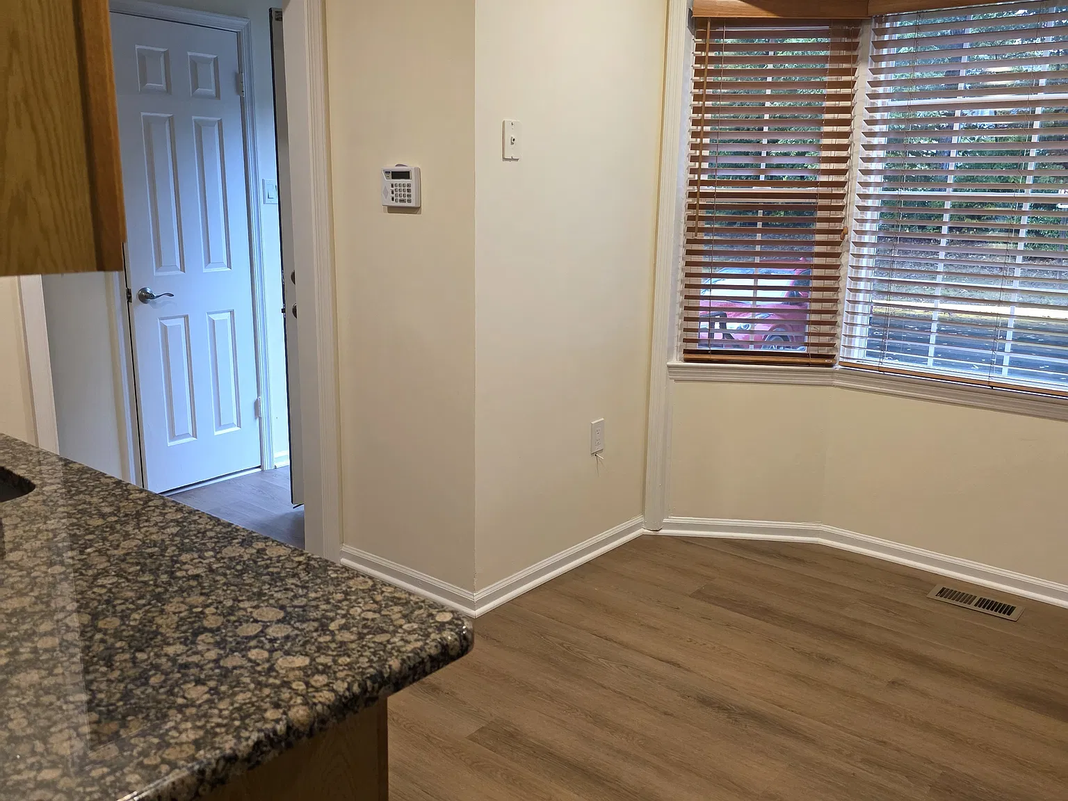 3 bed, 1975 sqft, $2,700 — Photo 4