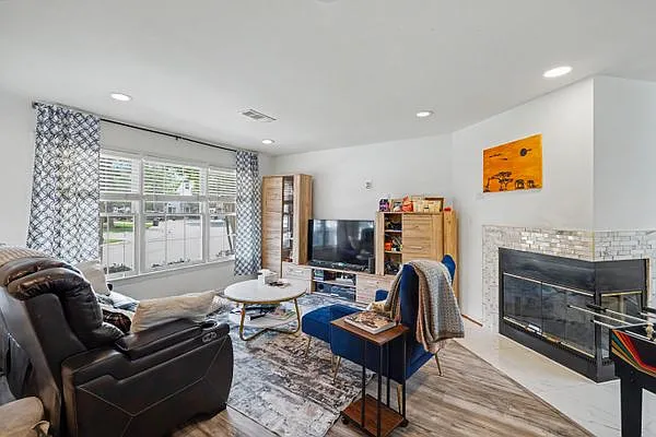 3 bed, 2.5 bath, 1701 sqft, $2,800 — Photo 3