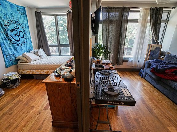 2nd image of 374 Kosciuszko St #2FF