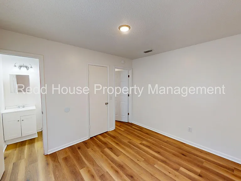 600 Howell St — Photo 5