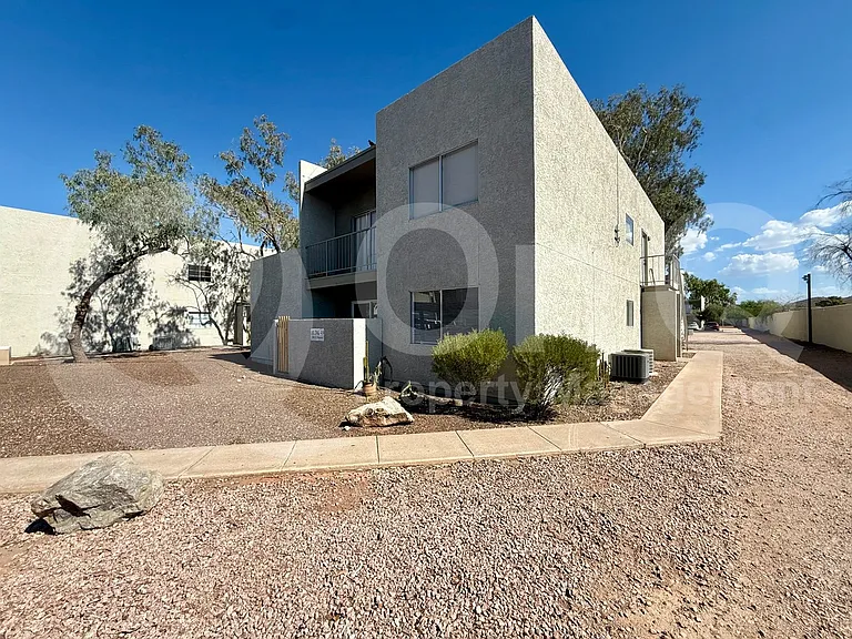 2801 E Marconi Ave #101 — Photo 17