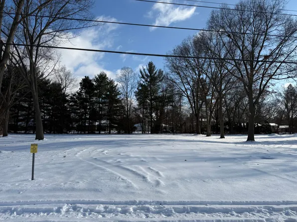 Harvey Lake Rd, Highland, MI 48356