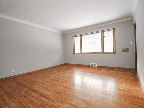 4th image of 5833 Chestnut Hills Dr