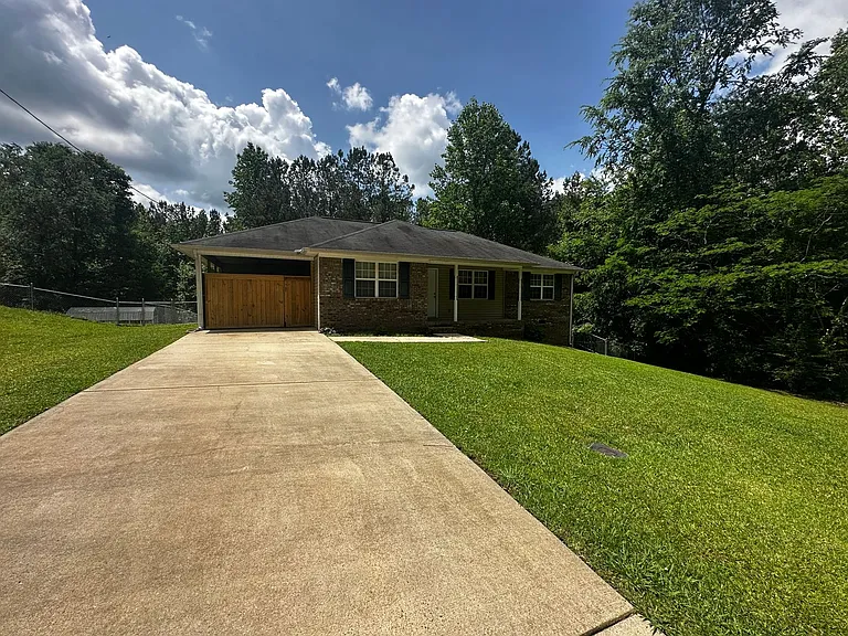 180 Dogwood Ave — Photo 3