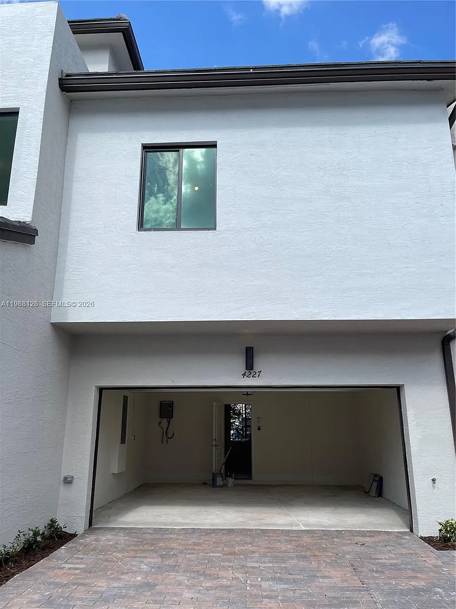 Photo 2 of 24 - 4227 NW 83rd Ave - Doral, FL Building Photo - 4227 NW 83rd Ave