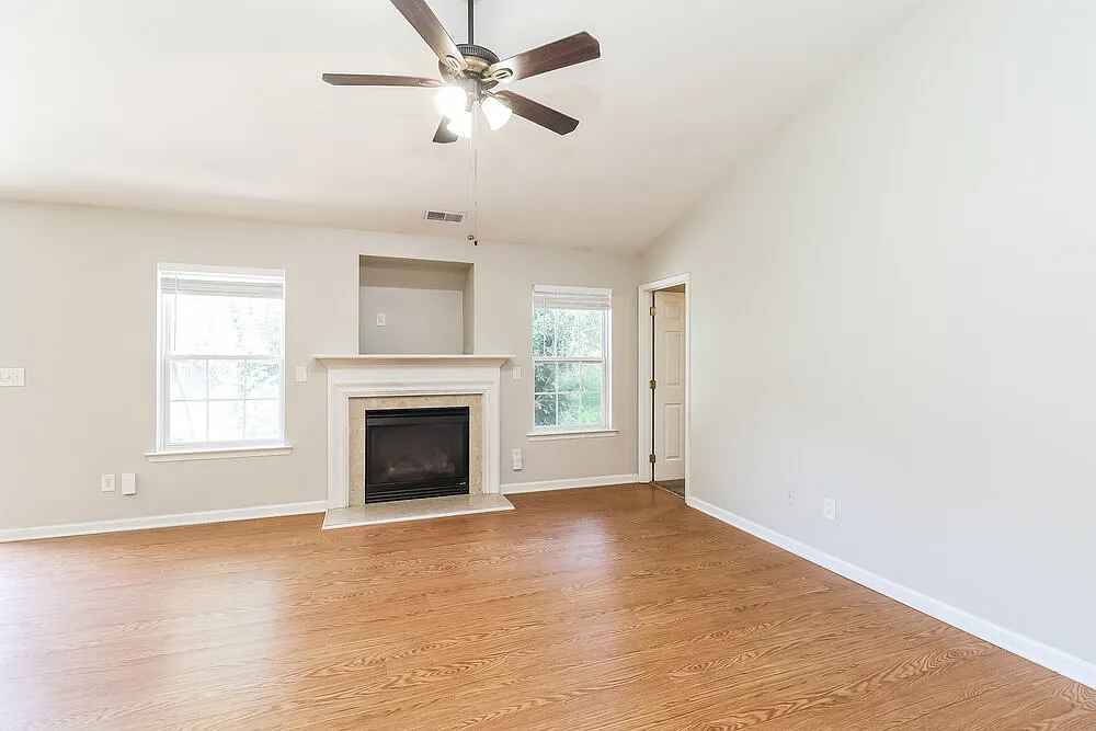 3 bed, 2.0 bath, 1500 sqft, $2,260 — Photo 4