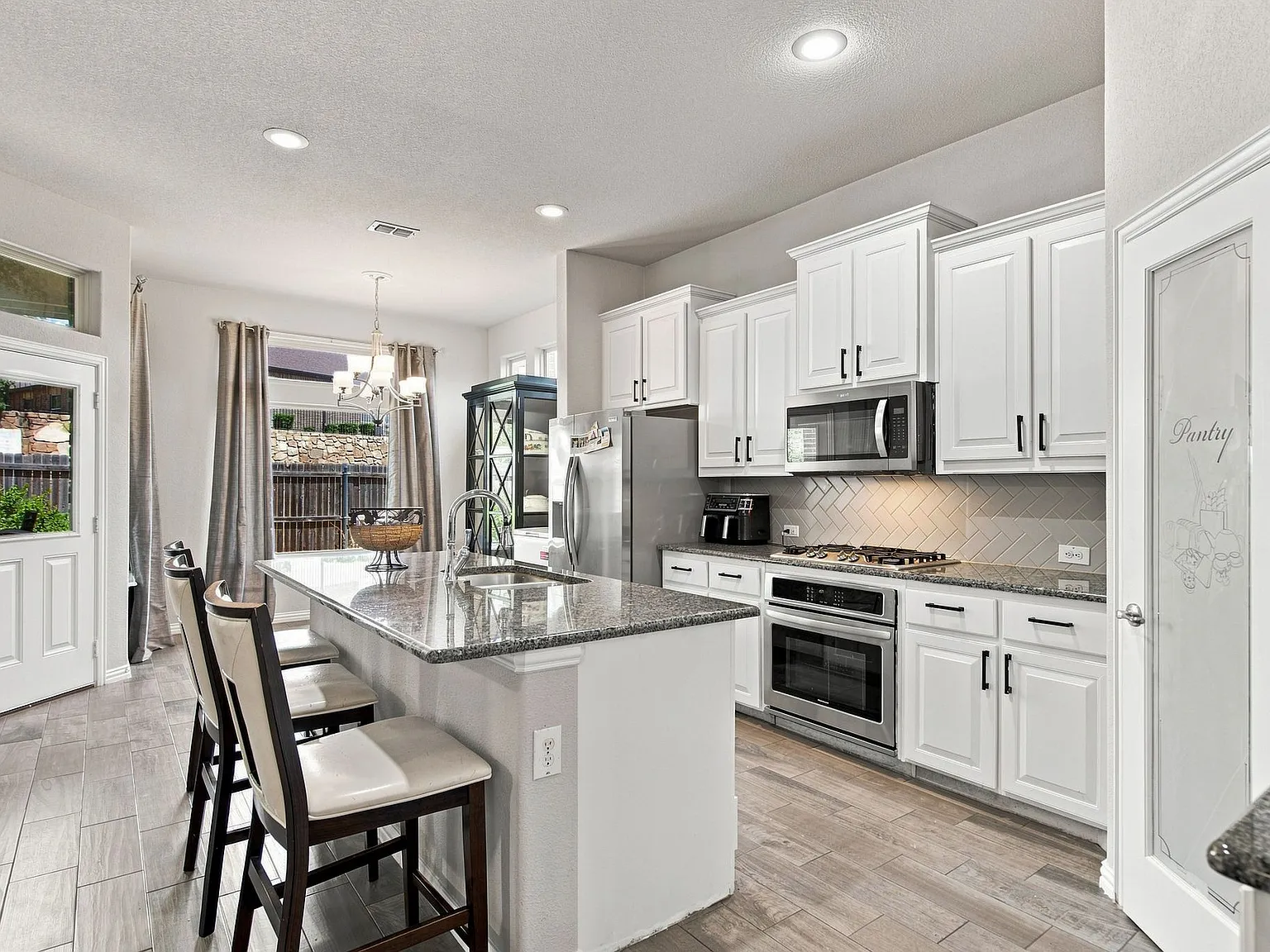 5 bed, 3.5 bath, 3265 sqft, $3,150 — Photo 4