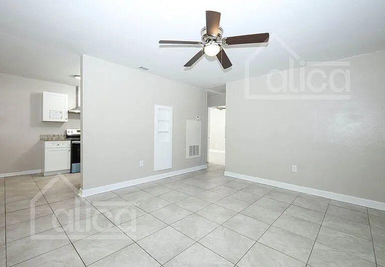 3810 Thompson St — Photo 8