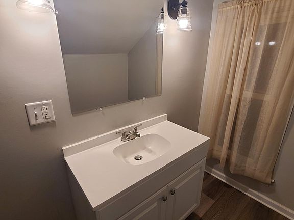 4th image of 405 N Erie St #2