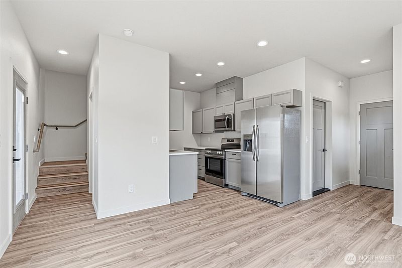 4th image of 230 Glengate Street