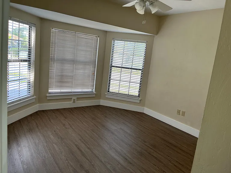 2320 Ironstone Dr E — Photo 3