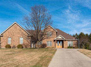 895 Westlake Hills Dr, Columbus, IN 47201