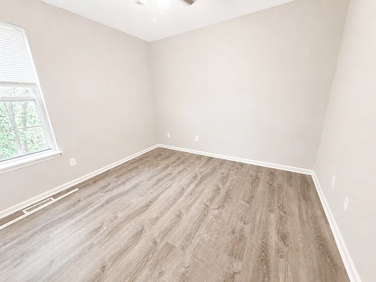 1318 Valley Creek Ln — Photo 18