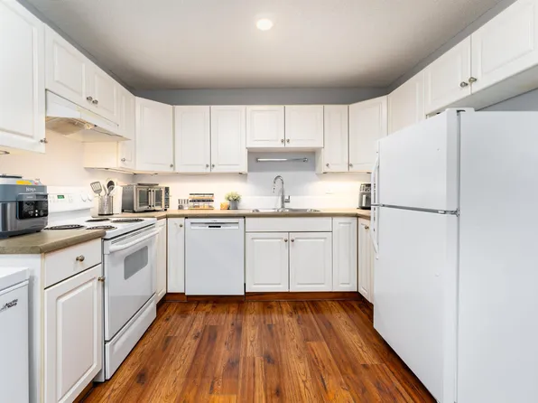 10208 113th St NW #26, Edmonton, AB T5K 1P4