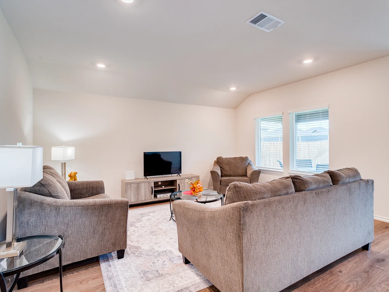 4 bed, 1796 sqft, $2,175 — Photo 2