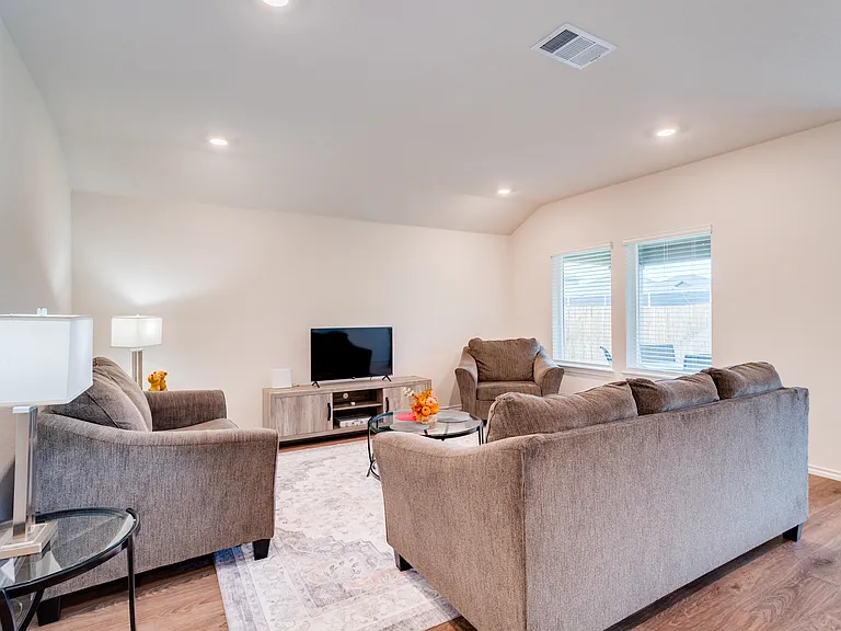 4115 Mountain Dr — Photo 2