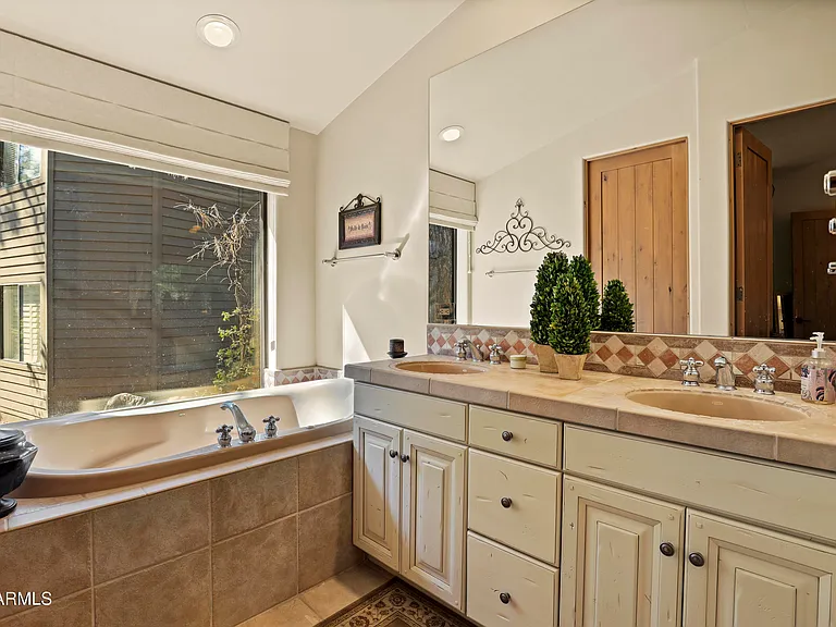 2609 E Pine Island Ln — Photo 21
