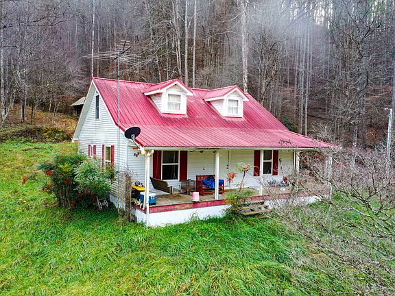 3rd image of 709 Johns Creek Rd