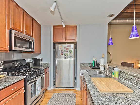 3rd image of 2943 N Lincoln Ave APT 107