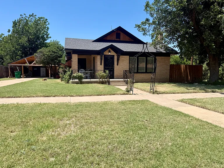 908 Cain St — Photo 1