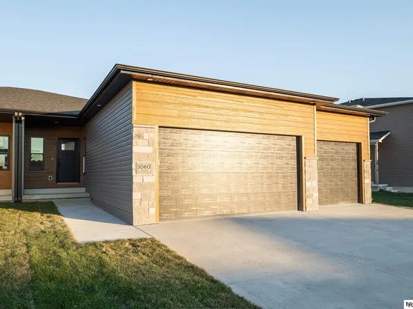 1060 Titan Dr, Hickman, NE 68372