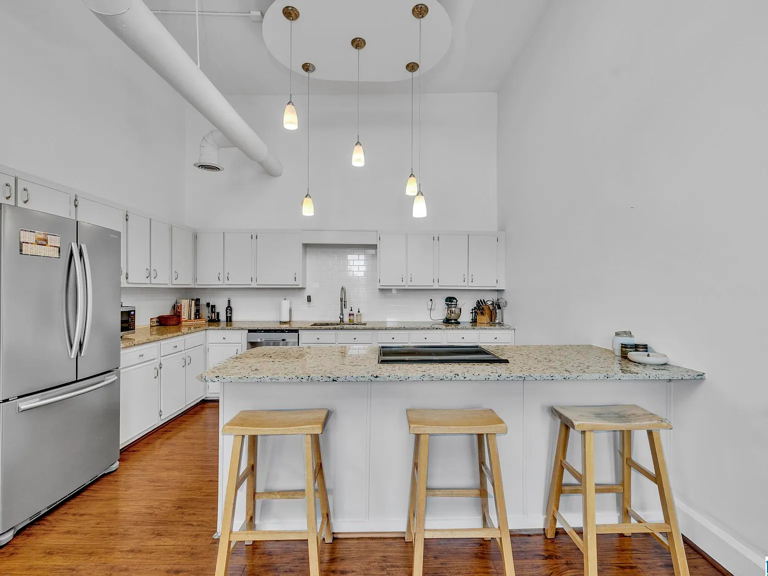 1 bed, 1.0 bath, 1157 sqft, $2,200 — Photo 2