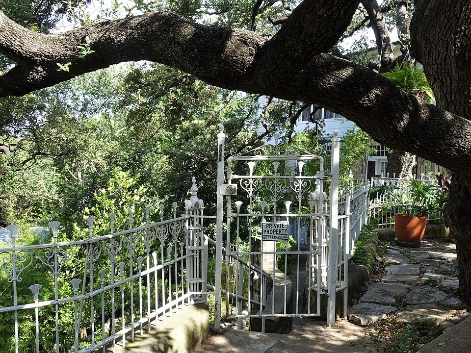 Private Entry gate