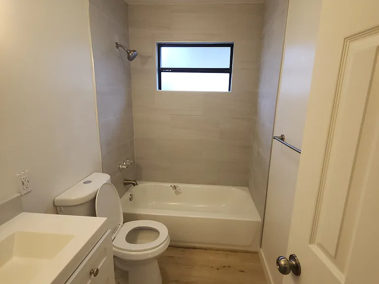 111 Marion Ave #B — Photo 6