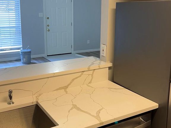 2nd image of 101 E Phillips St APT 3