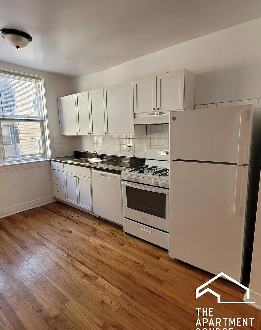 2 bed, 950 sqft, $1,695 — Photo 1