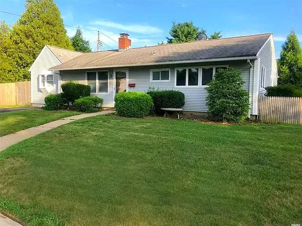 2 Griffin Ln, Syosset, NY 11791