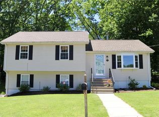 31 Oak Ridge Dr, Cumberland, RI 02864