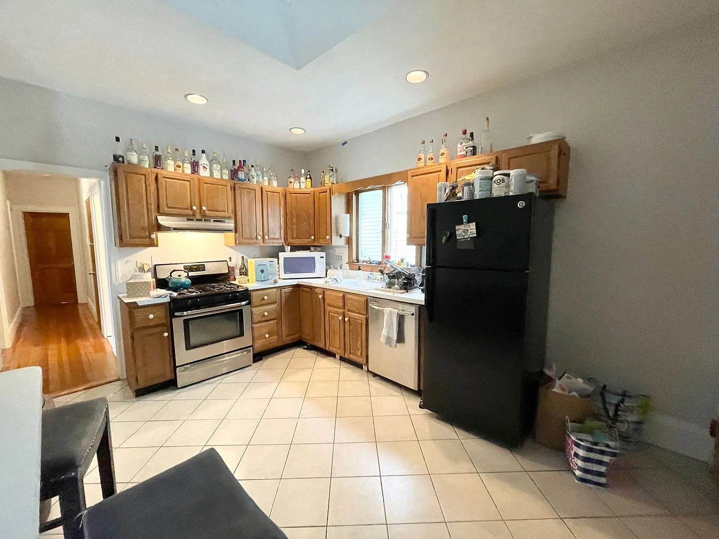 Top-Floor 4BR w/ Balcony | Mission Hill | Student OK | 9/1 — Photo 3