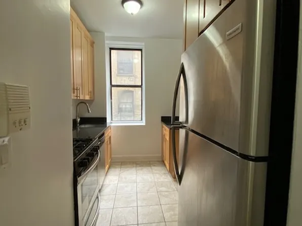 455 Fort Washington Avenue image 1 of 9