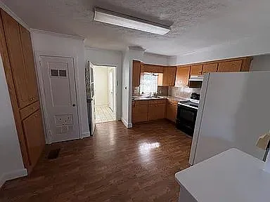 2534 Cole Dr — Photo 2