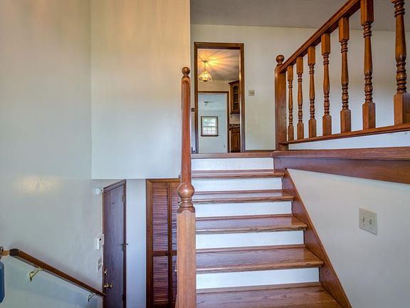 3rd image of 104 Ashley Dr