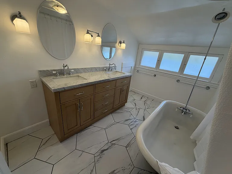 upstairs full bathroom