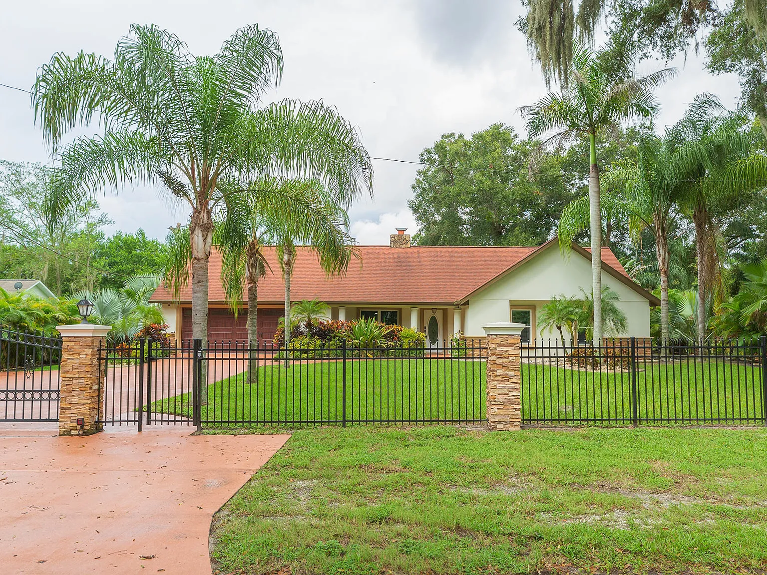 5 bed, 2400 sqft, $4,500 — Photo 1