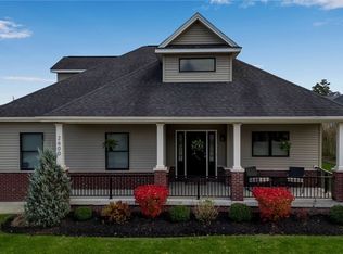 2600 Farrier Ln, East Aurora, NY 14052