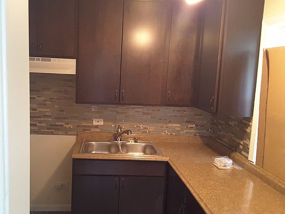 3rd image of 9825 S Hoxie Ave #House