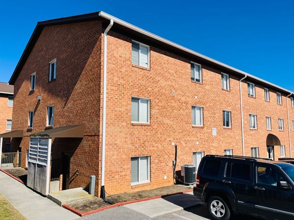 4 Bedroom, 2 Bath Apartment * 4-Person Rate $1375 1,2, and 3-Person Rate $1275*, 1013 Grove Ave, Radford, VA 24141