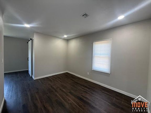 3rd image of 806 W 2nd St
