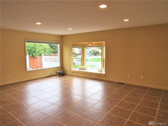 5th image of 4712 82nd Pl NE