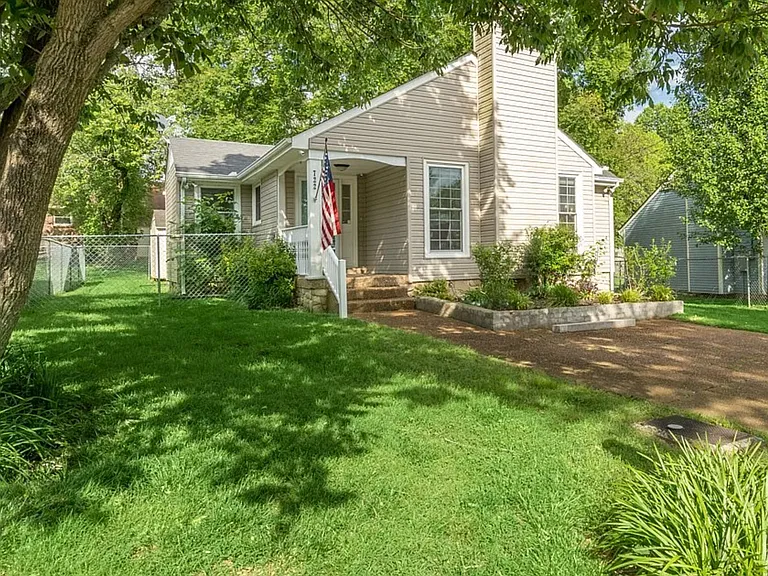 722 Heritage Square Dr — Photo 1